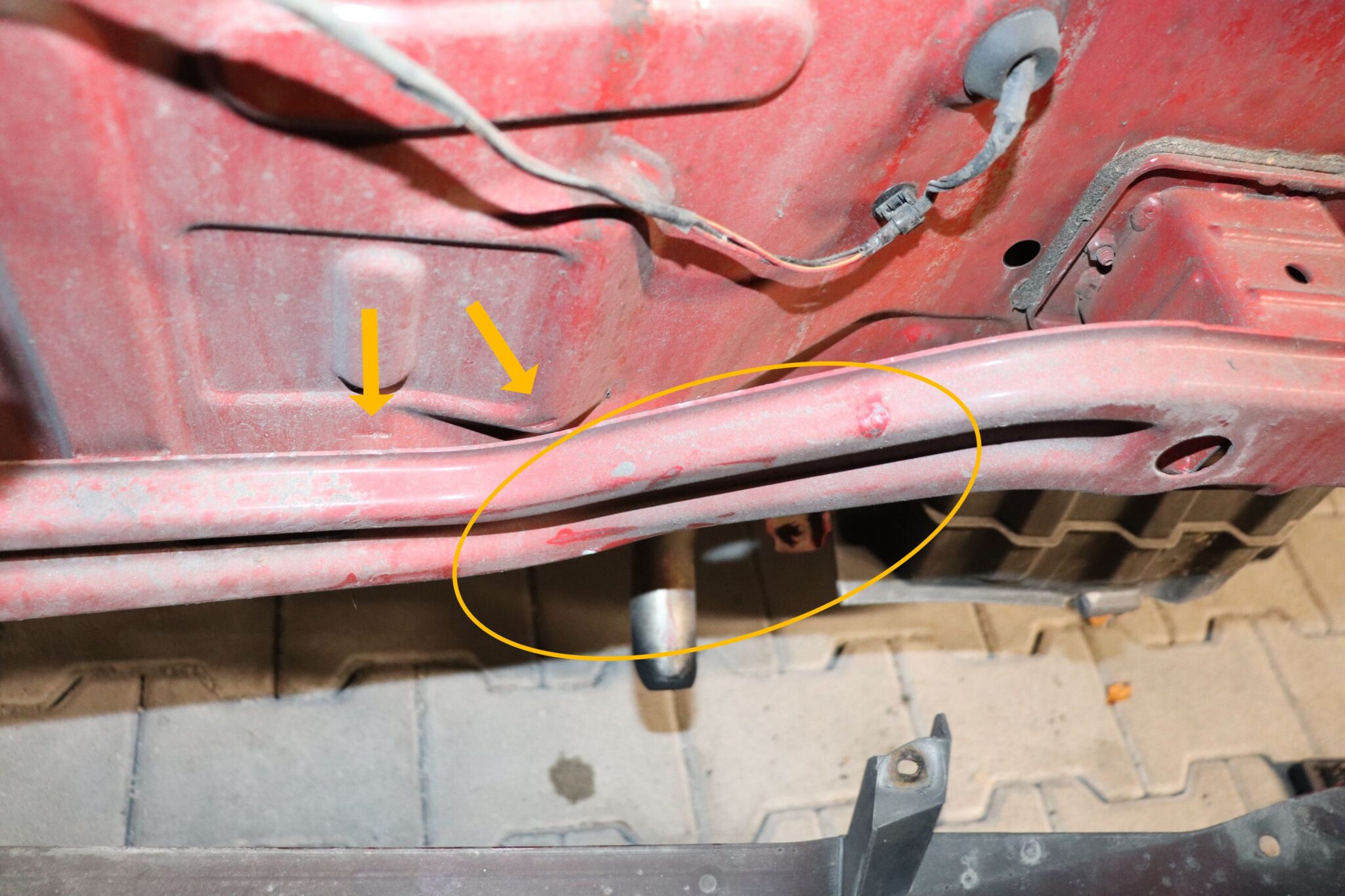 Detailaufnahme - Heckblech hinten – leichte Stauchung durch deformierten Pralldämpfer, lokale Instandsetzung ausreichend, keine strukturelle Beeinträchtigung. Ggf. Lackausbesserung erforderlich.