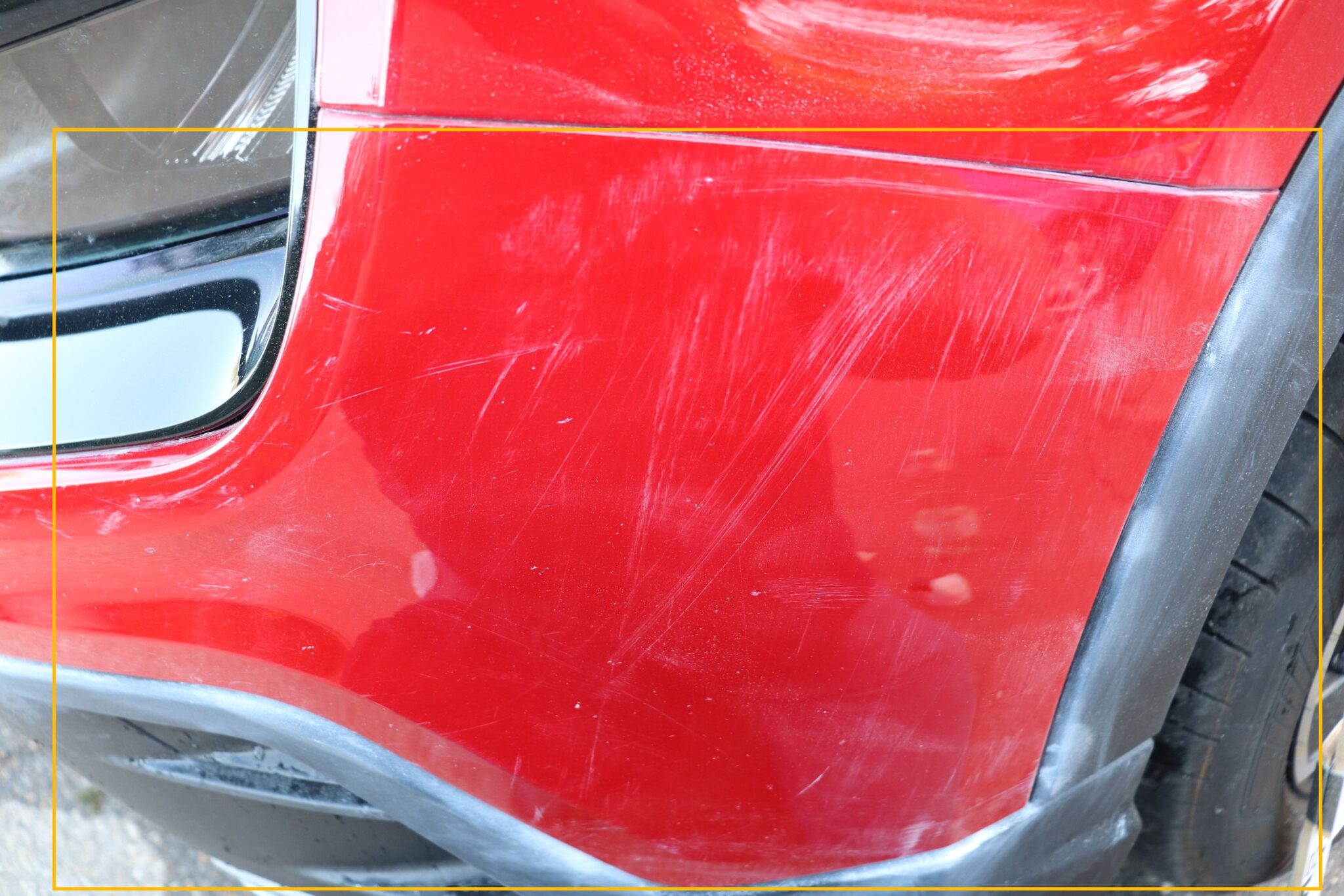 Detailaufnahme Stoßfänger vorn links – deutlich sichtbare, mehrfache lineare Kratzspuren mit teils tiefergehenden Lackverletzungen, mittels Kontaktspurenpuder nach der Reinigung sichtbar gemacht