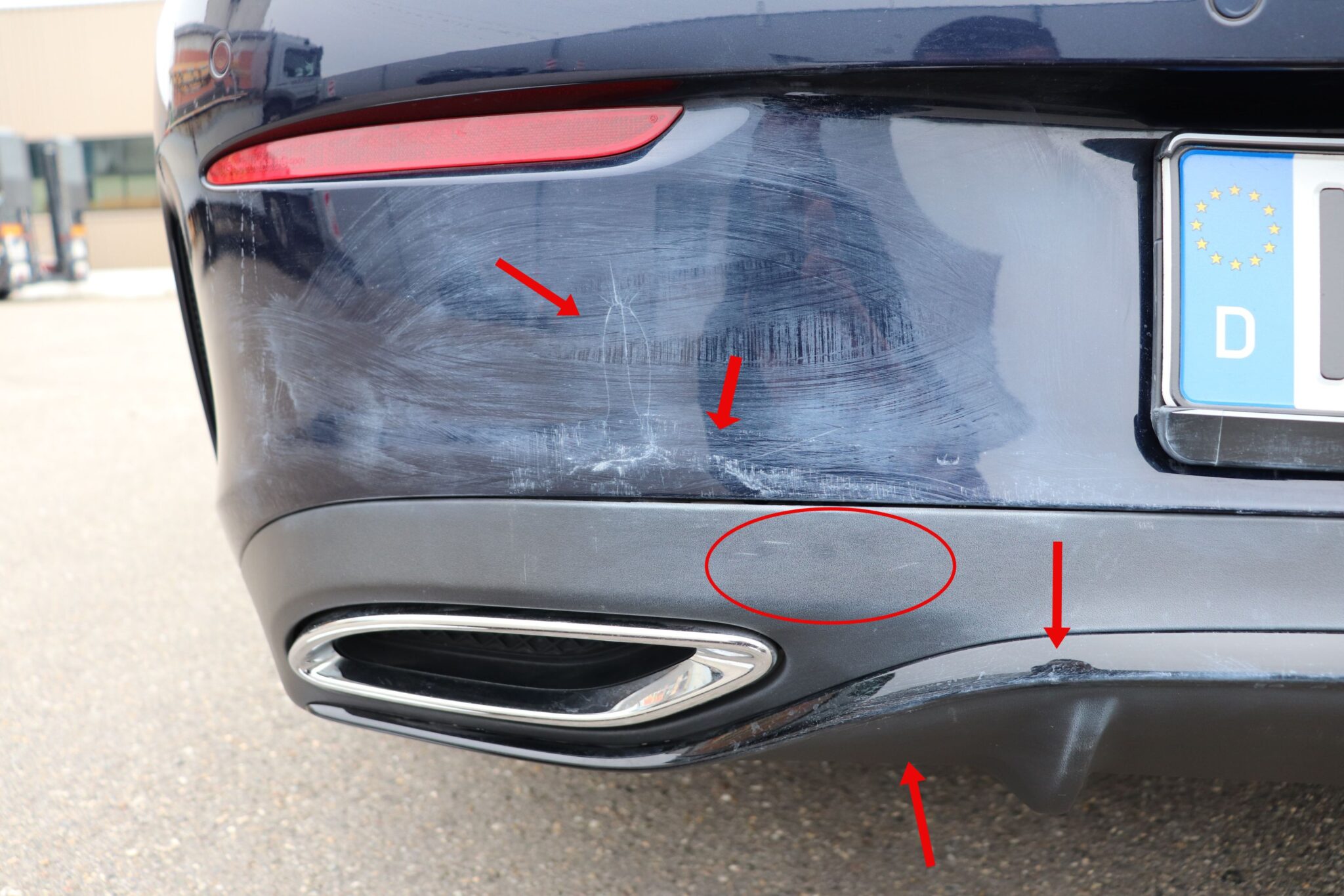 Mehrere Lack- und Materialbeschädigungen an der Heckstoßstangenverkleidung oben, unten sowie im Bereich des Diffusors. Die Schadstellen wurden mittels Kontaktspurenpuder sichtbar gemacht.