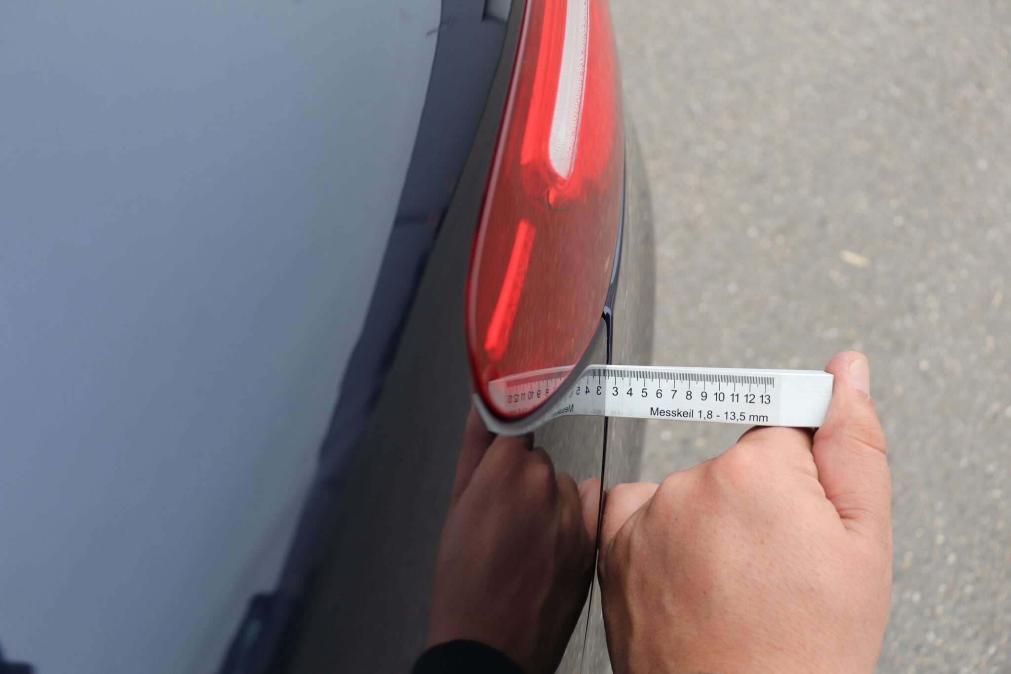 Spaltmaß zwischen Heckstoßstangenverkleidung und Seitenwand links im oberen Messbereich ca.2,4mm